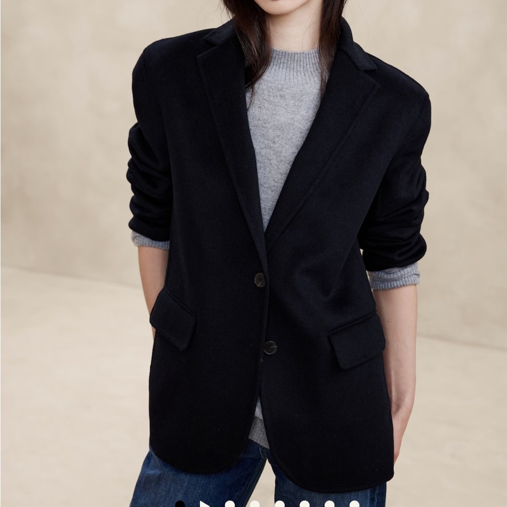 Oversized double-faced blazer, fit with shoulder pads. single-breasted front.